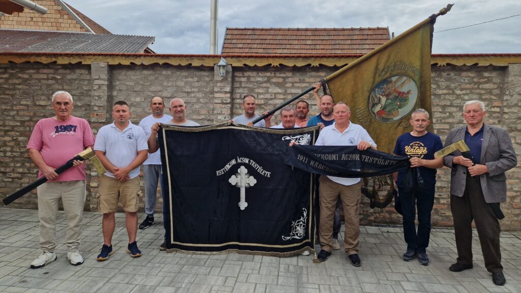 "Zászlóbontás" az Esztergomi Áacsok Baráti Társaságának tagjaival 